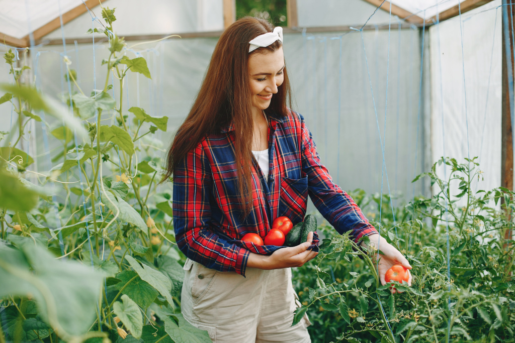 beautiful-woman-works-garden (1).jpg beautiful-woman-works-garden (1).jpg