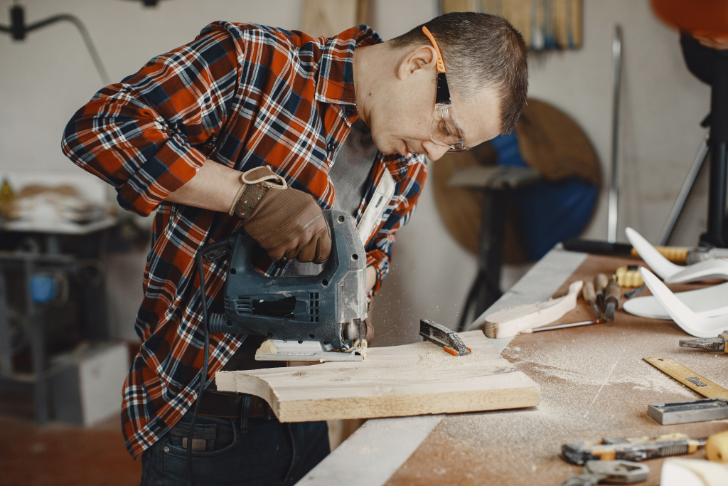 craftsman-using-circular-saw.jpg