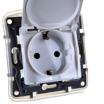 Розетка с заземлением IP44 белая ETIKA 