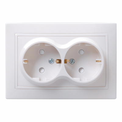 Розетка двойная с/з со шторками белая 16А КВАРТА