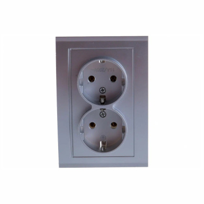 Розетка Бриллиант двойная с заземлением серебро