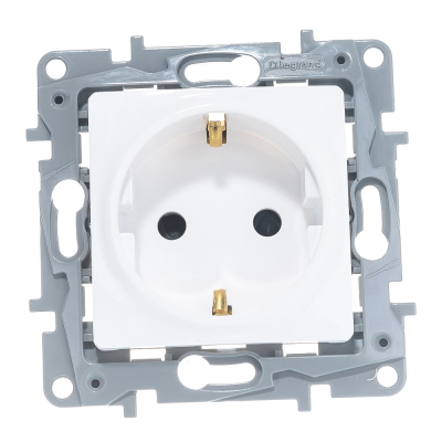 Розетка с заземлением со шторками белая ETIKA 