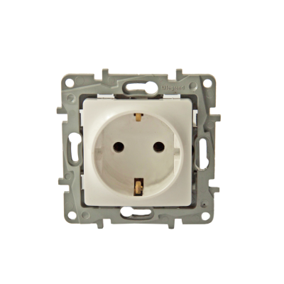 Розетка с заземлением белая