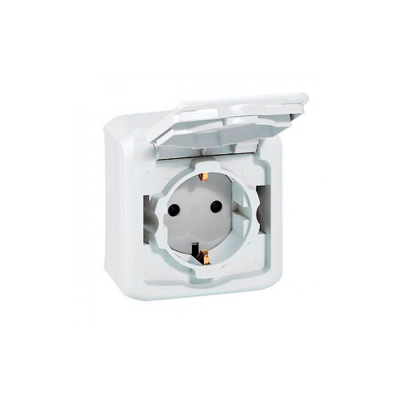 Розетка с заземлением со шторками наружная белая Qateo