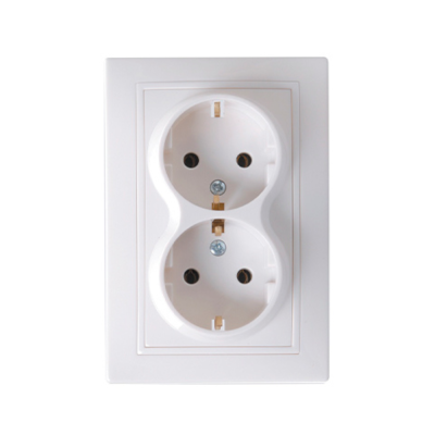 Розетка двойная с/з без шторок белая в сборе КВАРТА