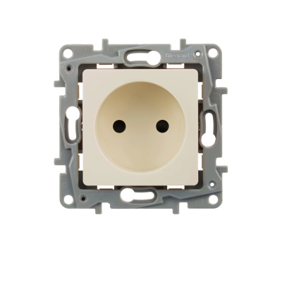 ETIKA Розетка без заземления со шторками слоновая кость винтовые зажимы